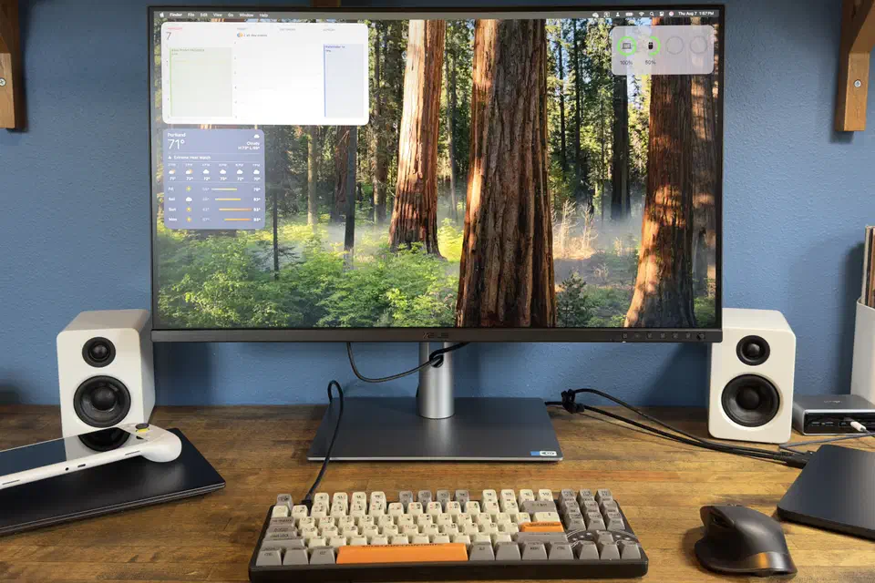 The ProArt PA32QCV on a desk, lead review photo