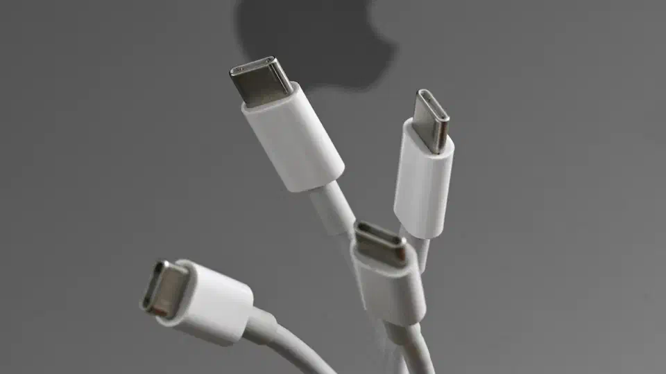 Several USB-C cables of different lengths and colours laid out side by side