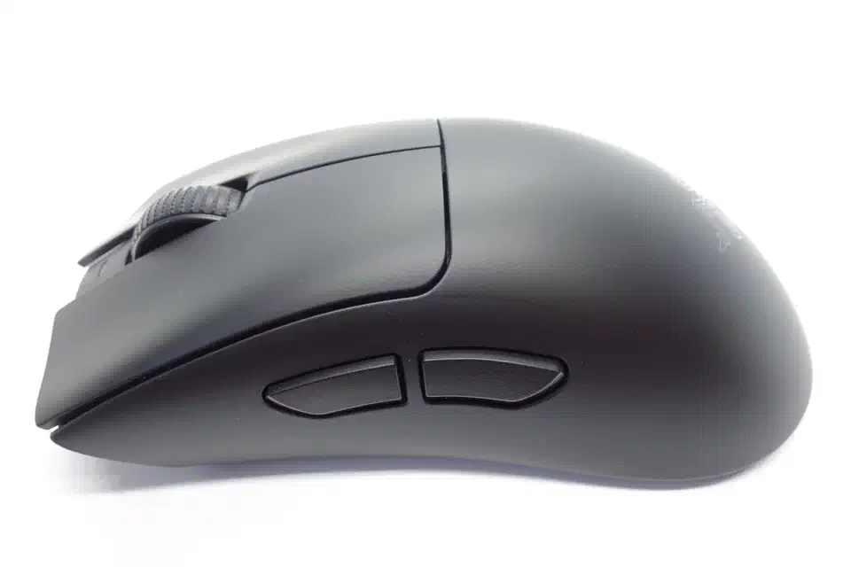 Side profile of the black DeathAdder V3 HyperSpeed showing the tall rear hump and two side buttons